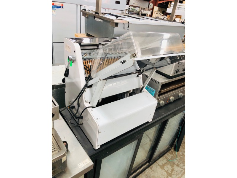 BREAD / TOAST SLICER WITH SAFETY GUARD & PUSHING DEVICE23 KNIVES-16MM  #TR205/16-G S/N:1601006