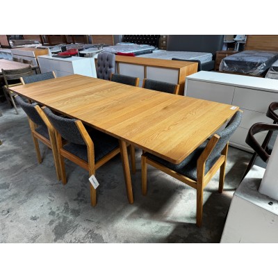 SOLID AMERICAN OAK EXTENSION TABLE AND 6 MATCHING GREY UPHOLSTERED CHAIRS
