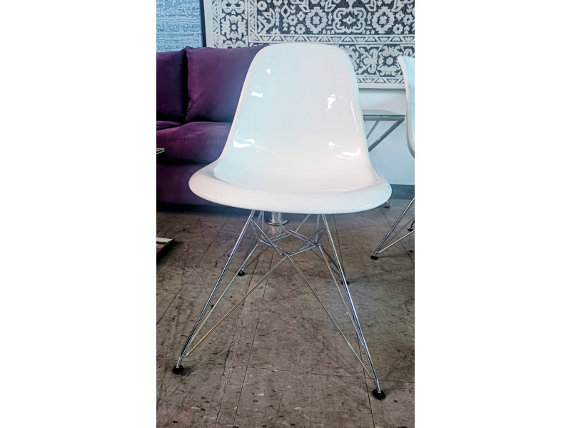 EAMES REPLICA DINING CHAIR IN GLOSS WHITE WITH CHROME LEGS