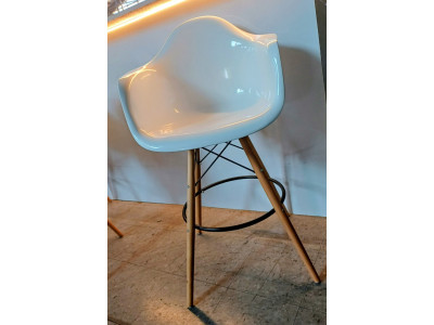 WHITE GLOSS BAR STOOL WITH TIMBER LEGS