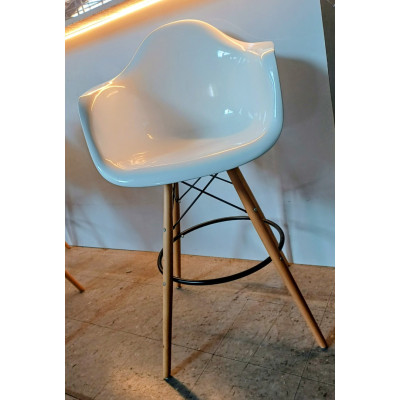 WHITE GLOSS BAR STOOL WITH TIMBER LEGS WHITE GLOSS BAR STOOL WITH TIMBER LEGS