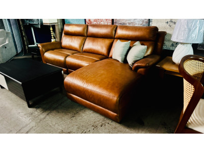 KADE LEATHER 2.5 SEATER LOUNGE WITH CHAISE - ELECTRIC RECLINING - SCOTLAND WHISKEY (2331C094) #014-01-11-24 - SOLD AS IS -