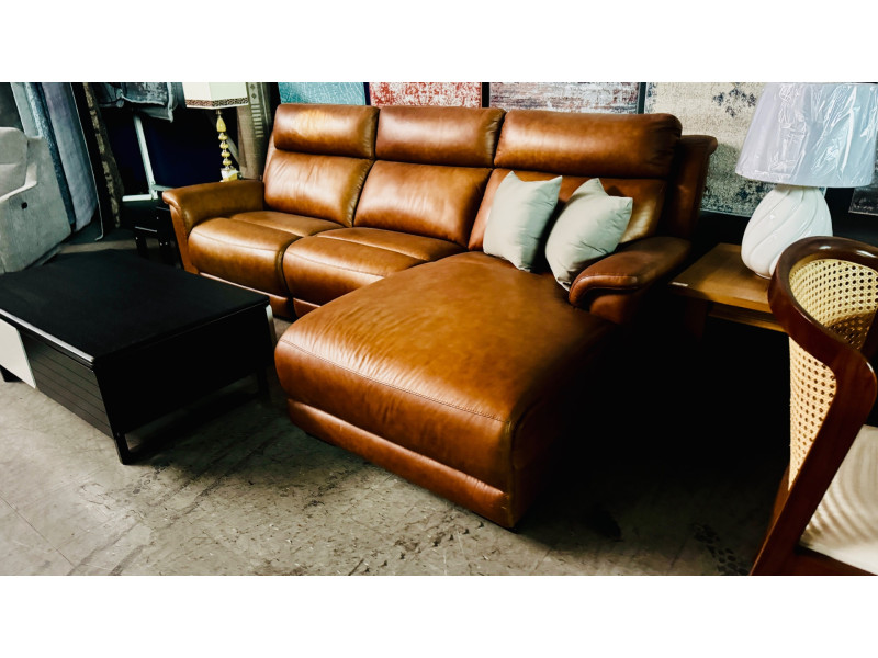 KADE LEATHER 2.5 SEATER LOUNGE WITH CHAISE - ELECTRIC RECLINING - SCOTLAND WHISKEY (2331C094) #014-01-11-24 - SOLD AS IS -