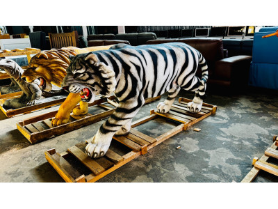 SIBERIAN TIGER LIFESIZE REALISTIC STATUE APPROX 180CM X 40CM X 90CM PAINTED VOLCANIC ROCK COATED FIBREGLASS